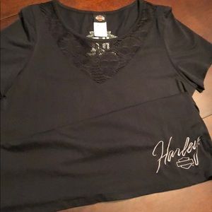 Short sleeve tee w/V neck lace